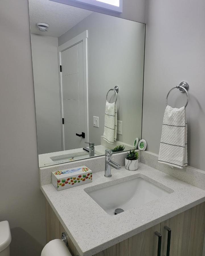 Luxury Suite In Calgary Nw Ngoại thất bức ảnh